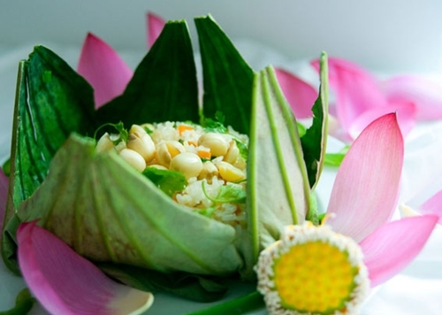 Cơm hấp lá sen tinh tế - món ăn chay xứ Huế